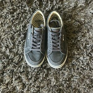 Womens Taos tennis shoes. Size 7.5